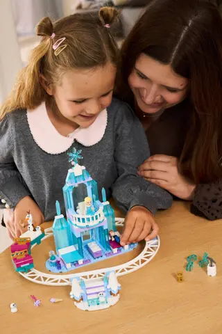 Le château de glace d'Elsa et son aventure en neige