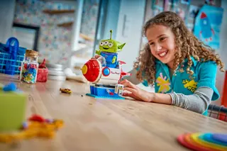 Alien mit Pizza Planet Raketenfahrt