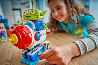 Alien mit Pizza Planet Raketenfahrt