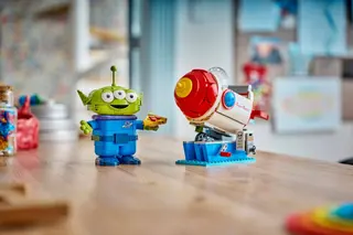 Alien mit Pizza Planet Raketenfahrt