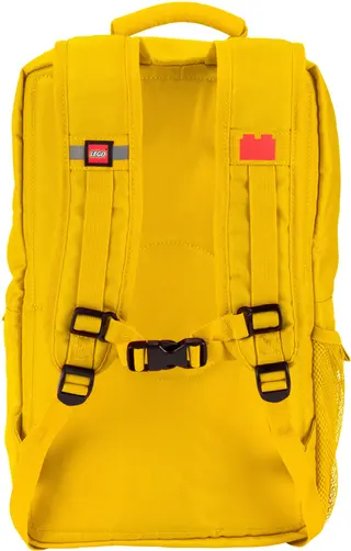 Gelber Rucksack aus Ziegelstein