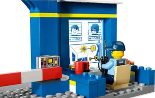 Poursuite au poste de police