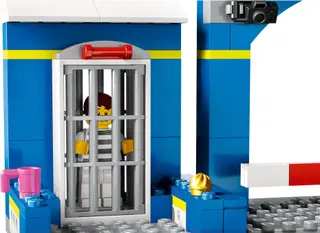 Poursuite au poste de police