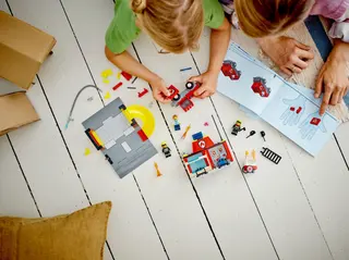 Feuerwache und Feuerwehrwagen