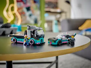 Raceauto en autotransporter