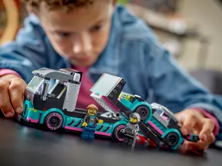 Raceauto en autotransporter