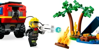 4x4-Feuerwehrfahrzeug mit Rettungsboot