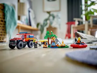 4x4-Feuerwehrfahrzeug mit Rettungsboot