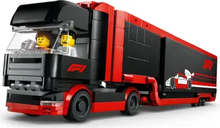 F1-Truck mit RB20- und AMR24-F1-Autos