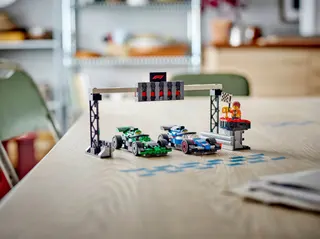 Grille de F1 avec les voitures de course VCARB et Sauber