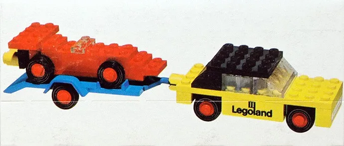 Auto mit Anhänger und Rennwagen