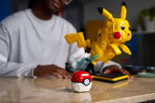 Pikachu und Pokéball