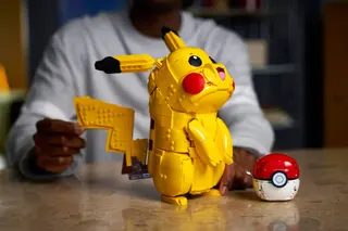 Pikachu und Pokéball