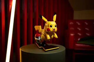 Pikachu und Pokéball