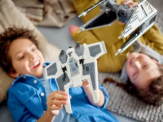Mandalorian Fang Fighter versus TIE Interceptor