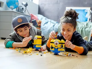 Minions van LEGO-stenen en hun hol