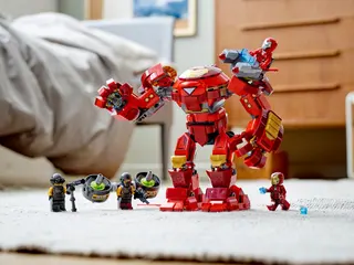 Iron Man Hulkbuster versus A.I.M.-agent