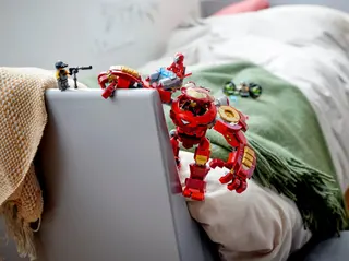 Iron Man Hulkbuster versus A.I.M.-agent