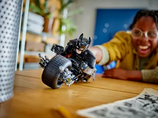 Figurine Batman en construction et moto Bat-Pod