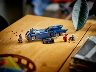 Batman met de Batmobile tegen Harley Quinn en Mr. Freeze