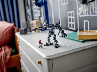 Venom Mech-Rüstung gegen Miles Morales