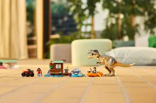 Évasion de la rivière par un T. rex
