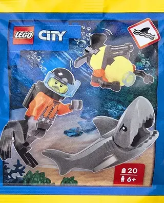 Taucher mit Roboter und Hai