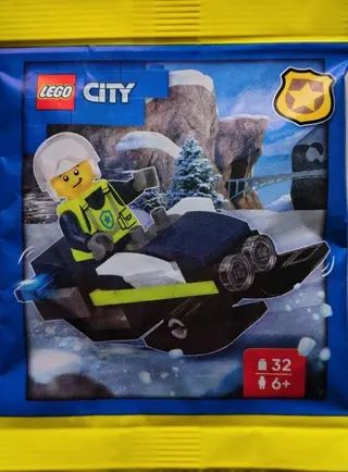 Polizist mit Schneemobil